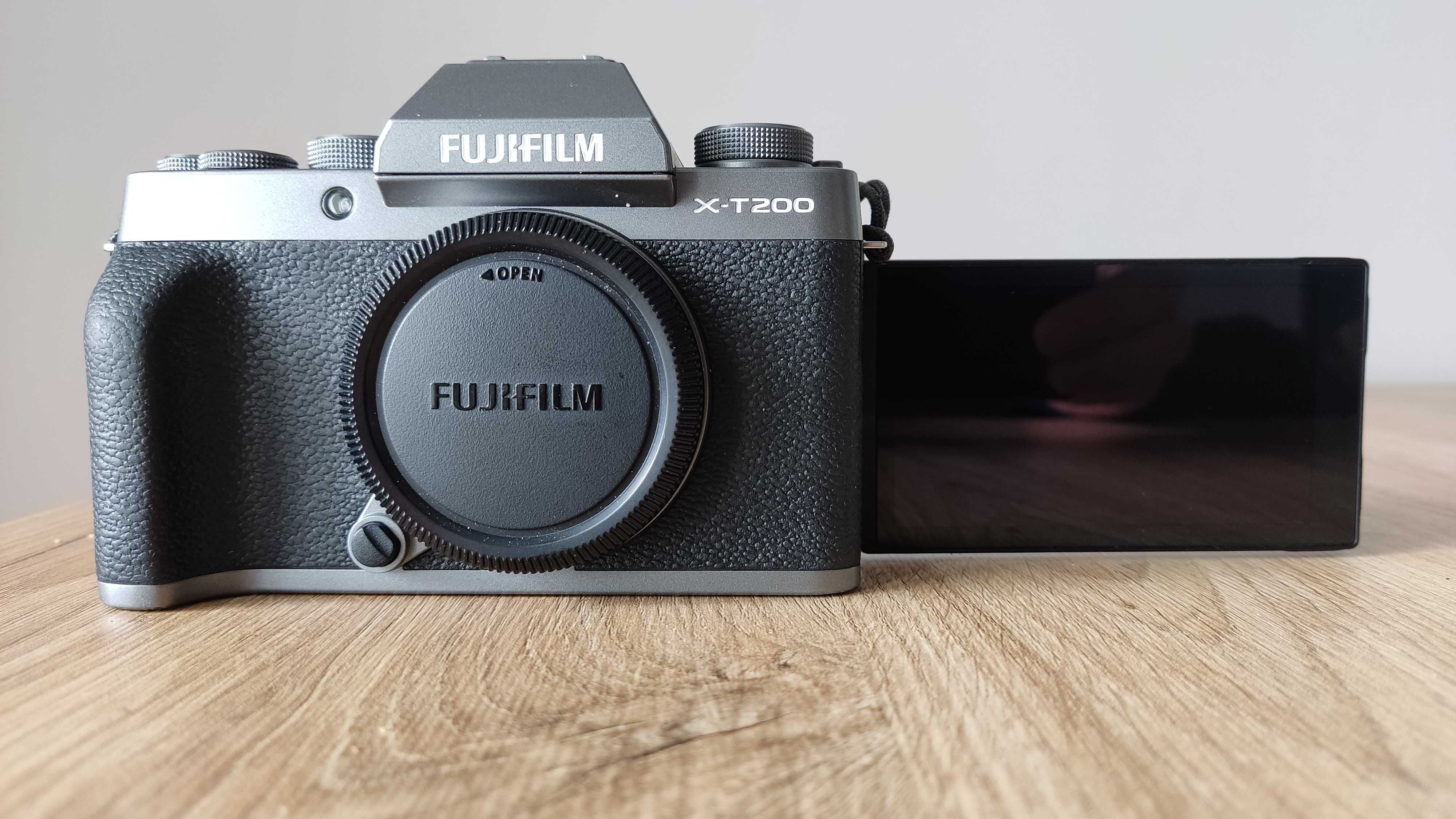 Fujifilm X-T200 + ładowarka i dwa akumluatory