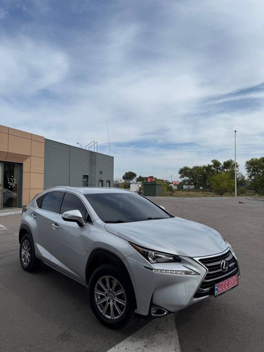 Lexus NX 2016 года 2.0 бензин
