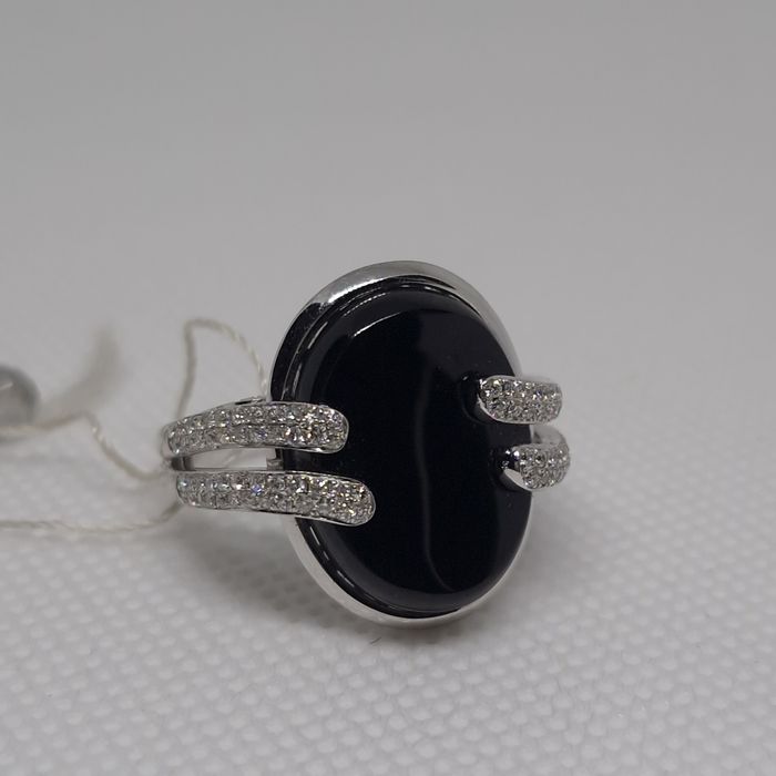 Каблучка з білого золота з діамантами та оніксом. Нова. Zarina