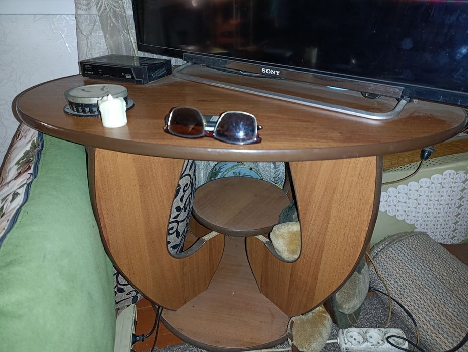 Журнальний столик круглий.