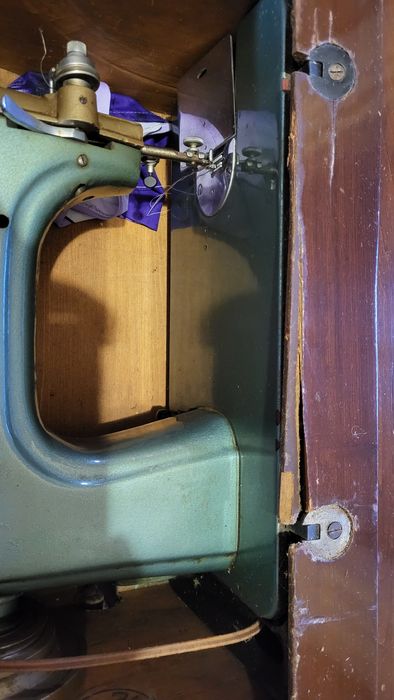 Швейна машинка Зінгер зі станиною в повному комплекті