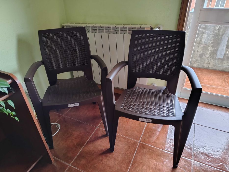 2 Cadeiras de plástico