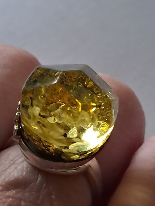 srebrny regulowany pierścionek z naturalnym bursztynem bałtyckim