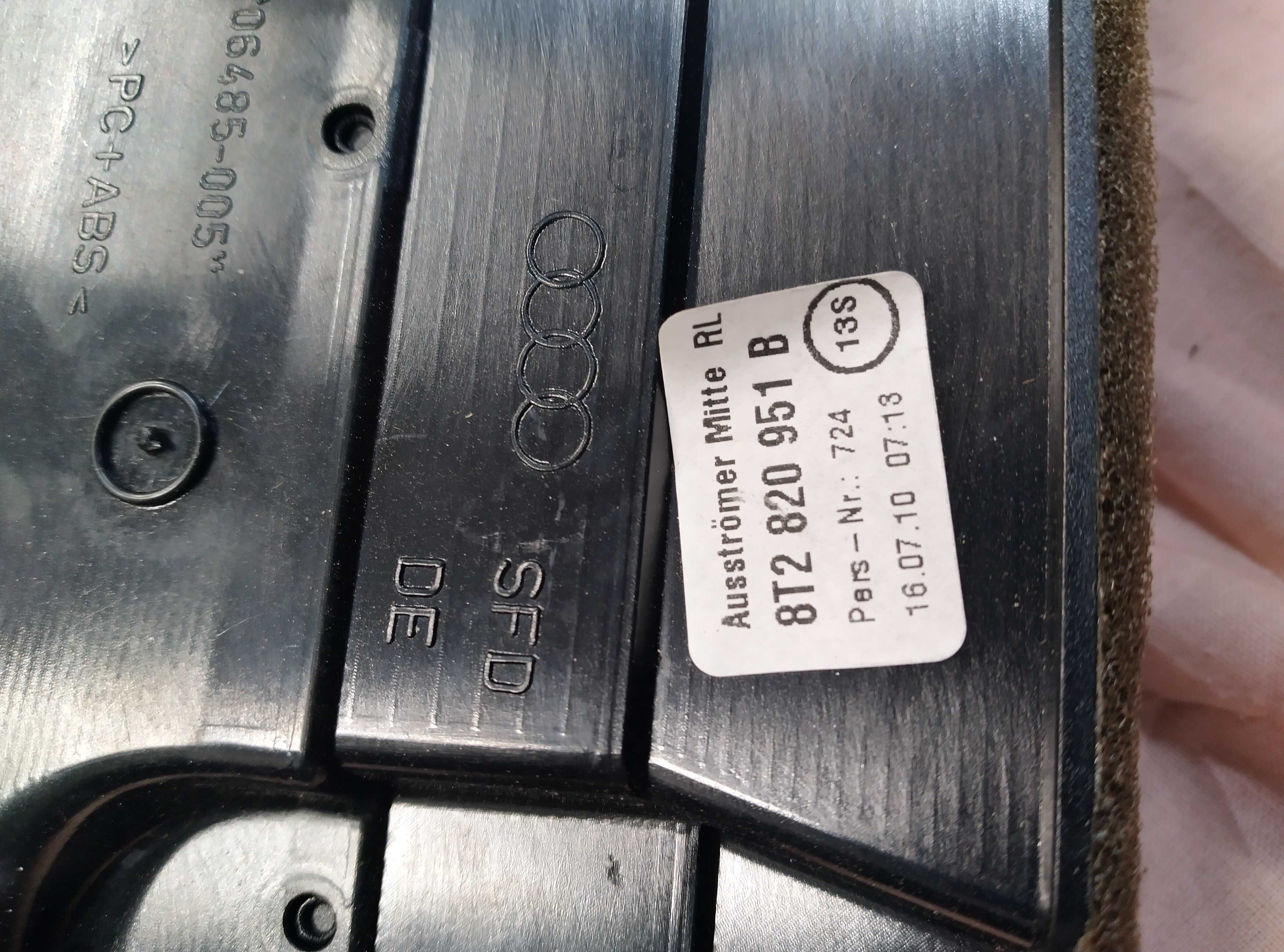 Audi A4 B8 kratka nawiewu sierodkowa 8T2.820.951.B
