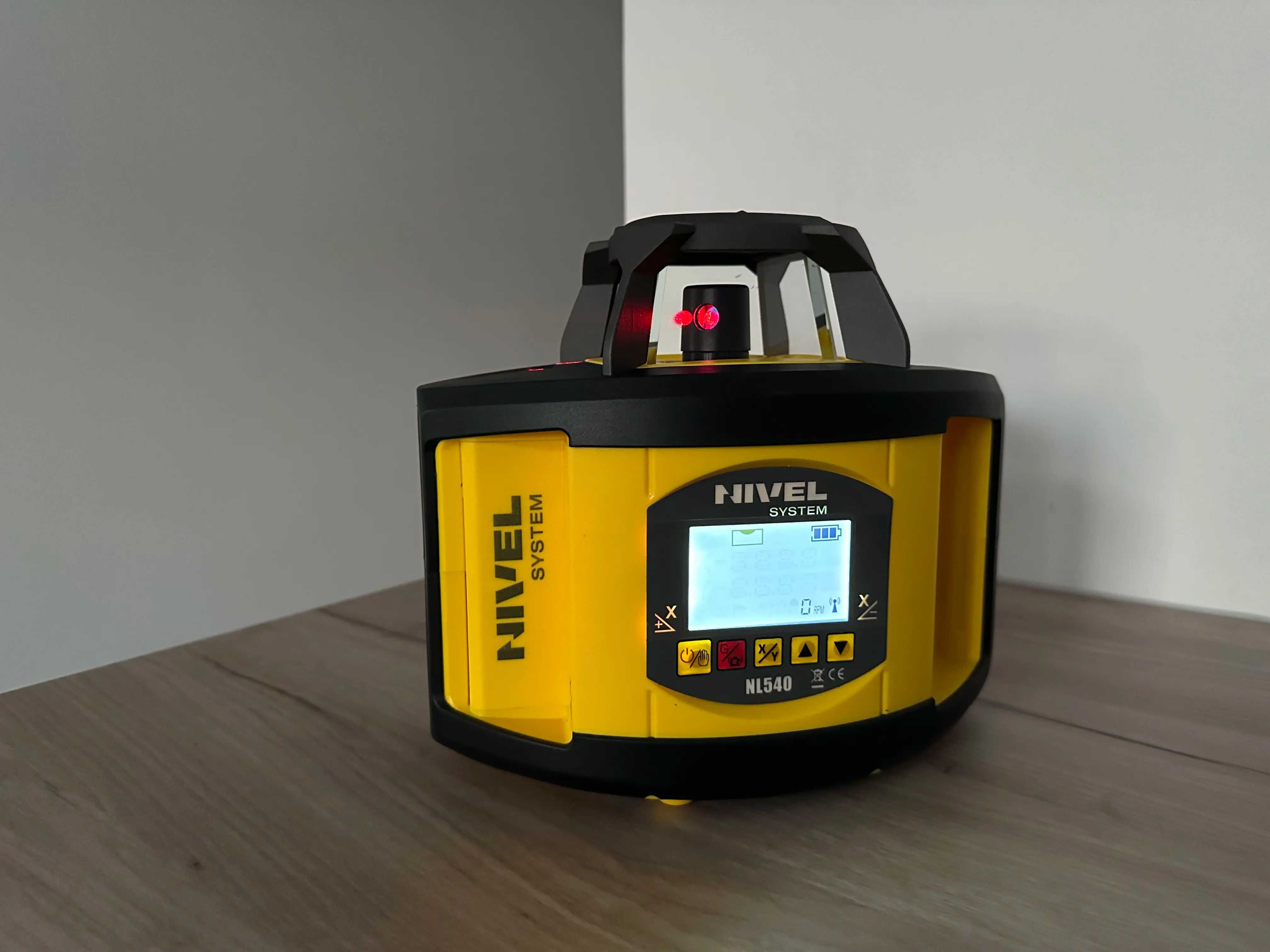 Nivelator obrotowy NIVEL SYSTEM NL540R (czerwony)