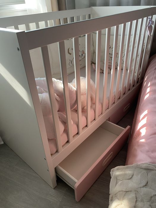 Cama branca e rosa