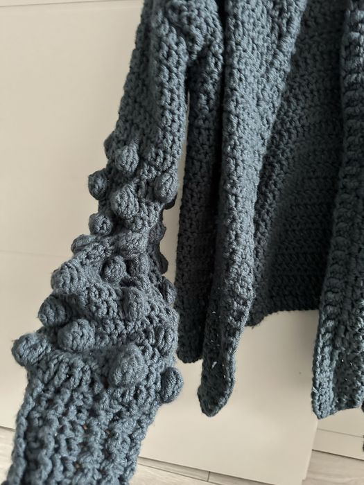 Sweter z bąbelkami handmade brudny niebieski