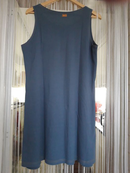 Vestido curto, liso, de cor azul ganga, com costuras decorativas (M)