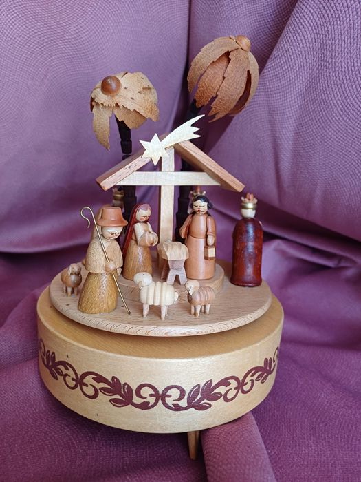 Карусель Рождество  вращающаяся с механической музыкой винтаж