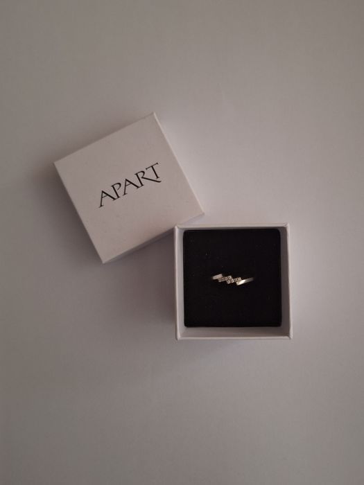 Srebrny pierścionek z cyrkoniami Apart