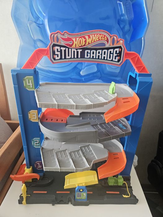 Парковка, гараж , трек  Hot Wheels.