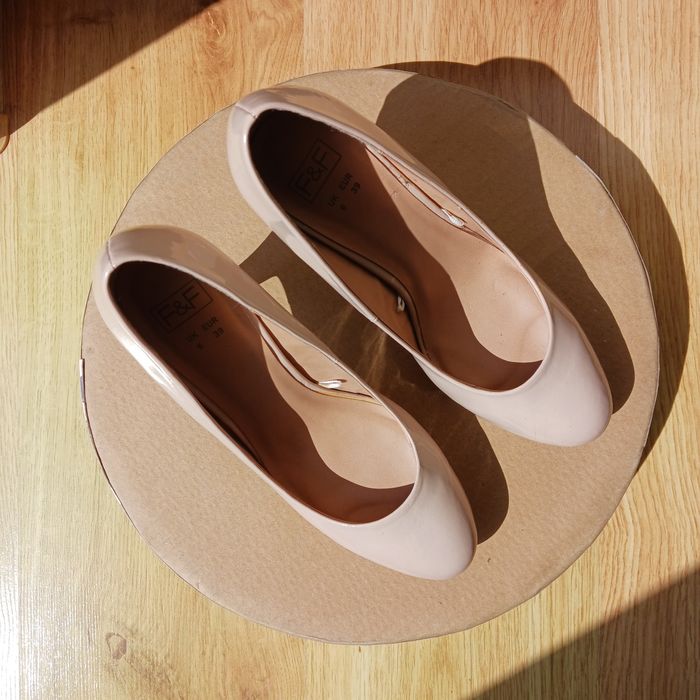 Beżowe szpilki rozm.39