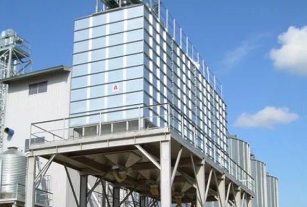 nowy Silos spedycyjny wraz z podnośnikami kubełkowymi i odpylaczem