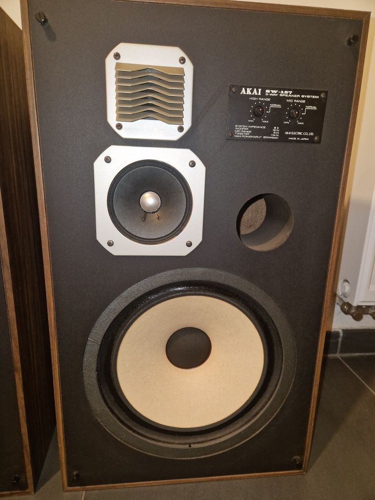 Kolumny Akai SW 157