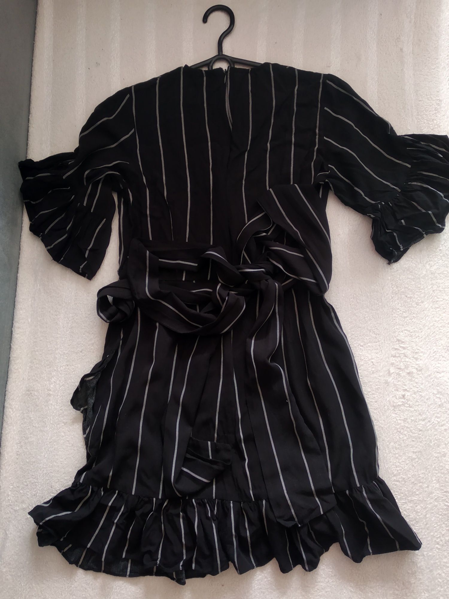 Piękna czarna sukienka w paski sukienka M z falbanką Prettylittlething