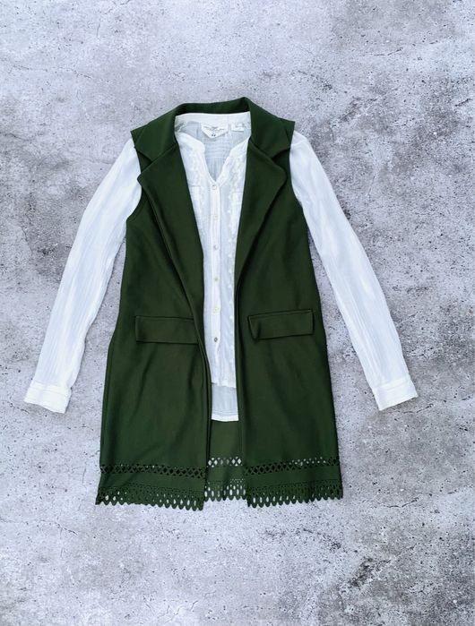Белая рубашка H&M Xs + зеленая жилетка накидка