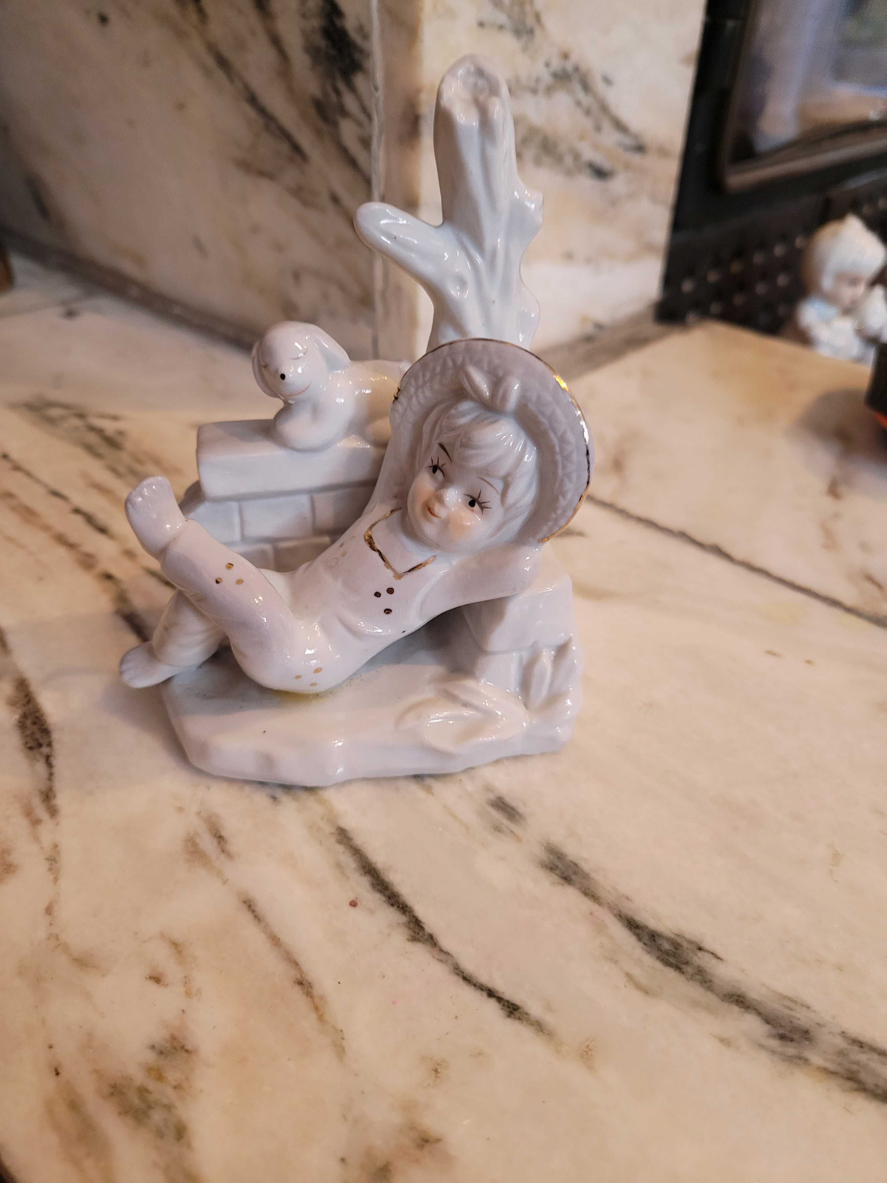 Figurka porcelanowa odpoczywająca pani pod drzewem z psem