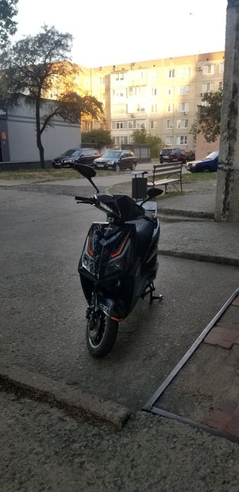 Продам електро скутер стан нового