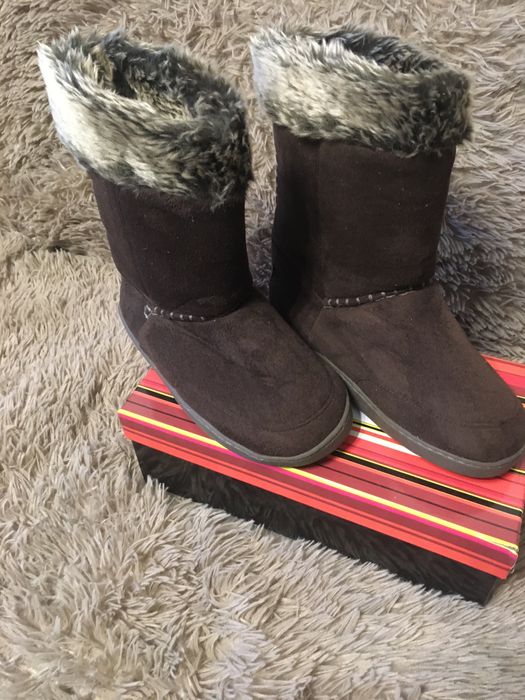 Взуття для дівчинки уггі