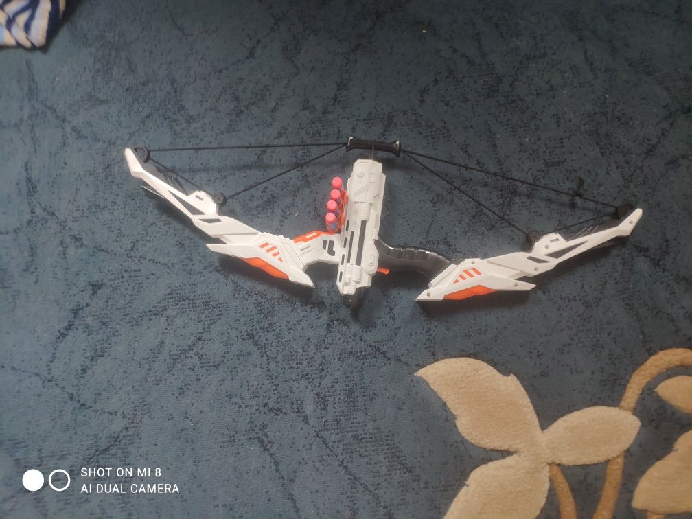 Pistolet, łuk i tarcza ze strzałami na rzep top gamę,