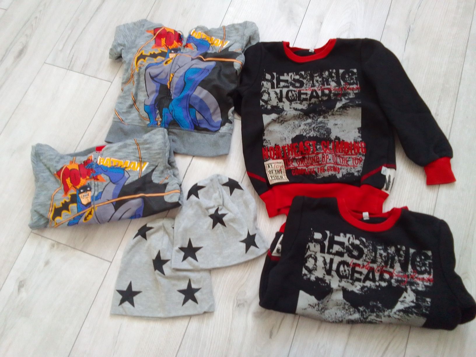 Bluzy x 4, czapki HM plus spodnie dla bliźniaków
