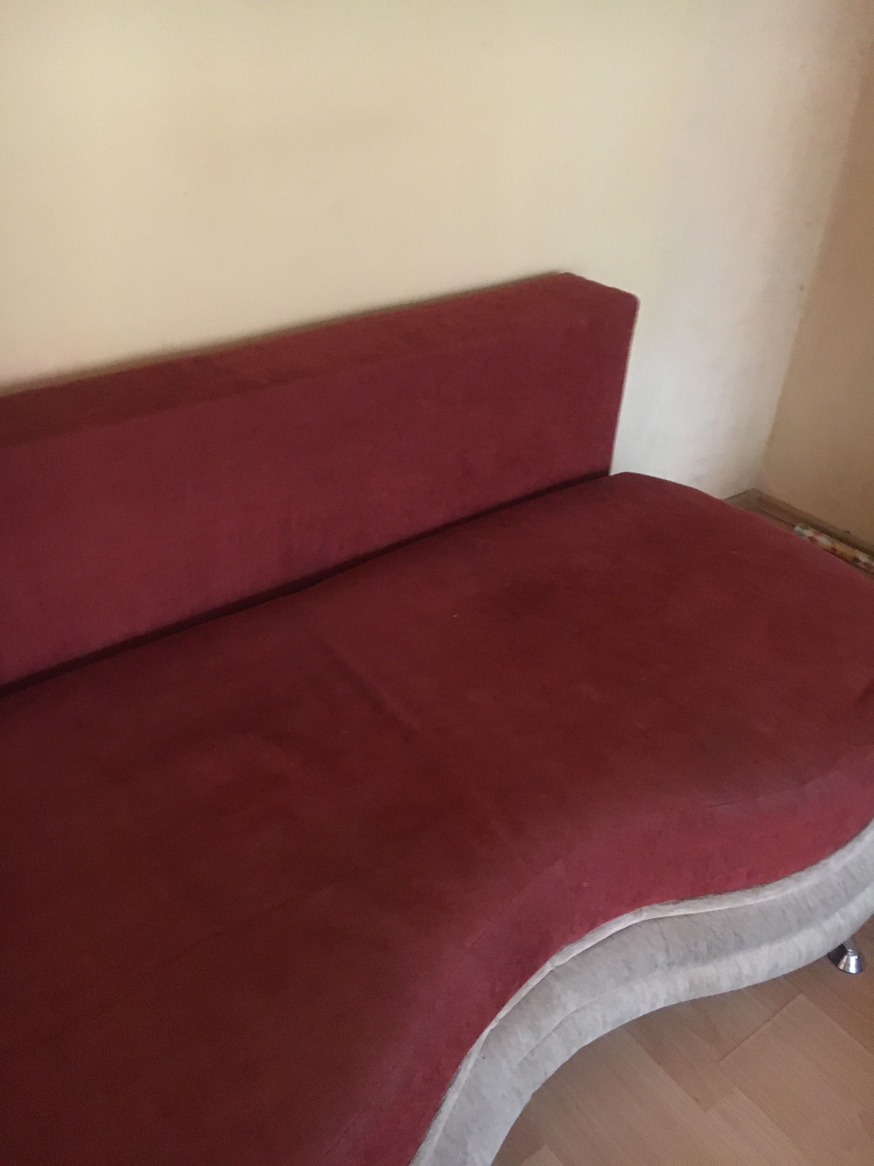 Sofa rozkładana z pojemnikiem na posciel
