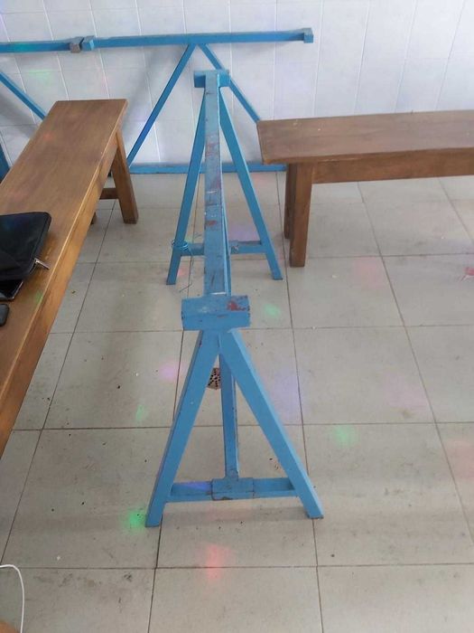 2 Mesas com 2 bancos de madeira