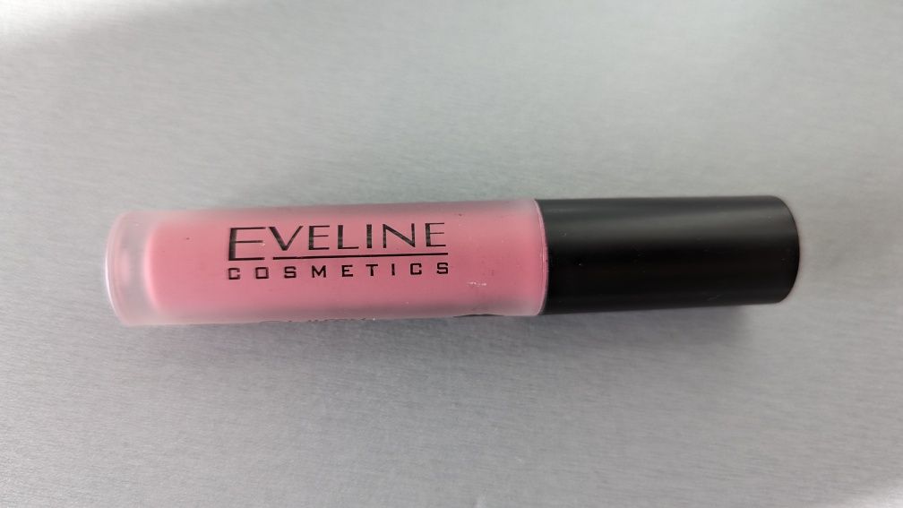 Губна помада матова Eveline Cosmetics Matt Magic Lip Cream (колір 04)