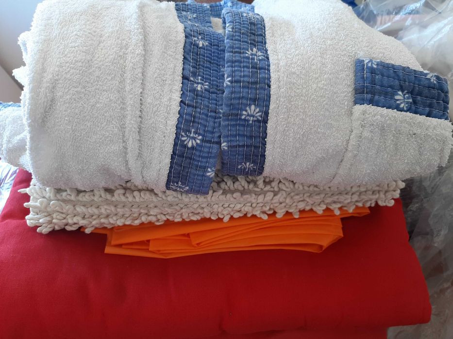 Roupa conjunto Roupão/2 almofadas/tapete chão/cortina wc