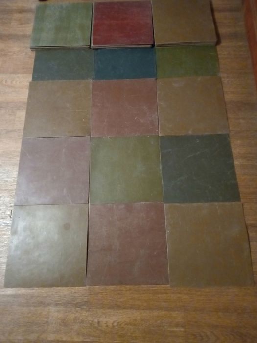 Кафель, плитка ПХВ, змеевик отопления, запчасти бачка туалета, палас.