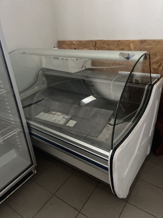 Холодильна вітрина cold