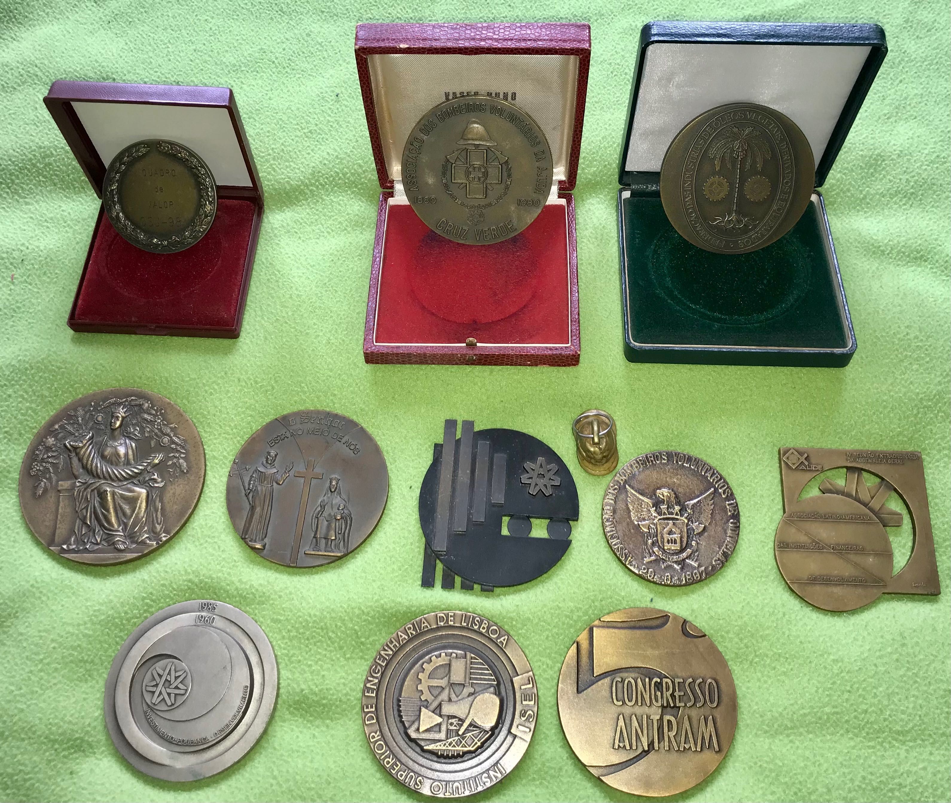 Coleção de 11 medalhas e 1 porta-chaves bombeiros