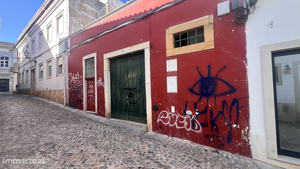 Armazem na baixa de Faro com possibilidade de conversão em moradia de