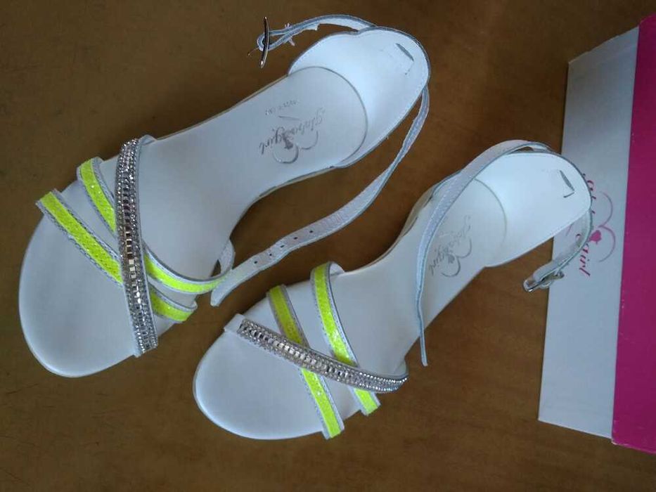 Босоніжки на дівчинку нові р.32