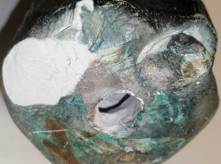 estatueta de uma mulher a segurar uma criança