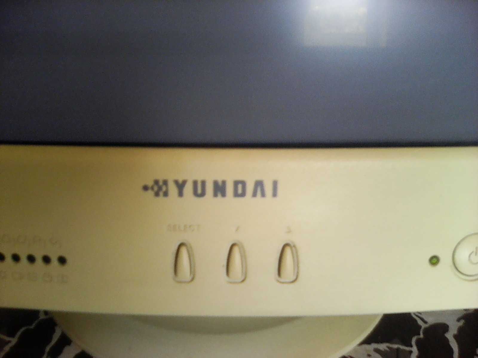 Monitor Hyundai 15 polegadas antigo a funcionar