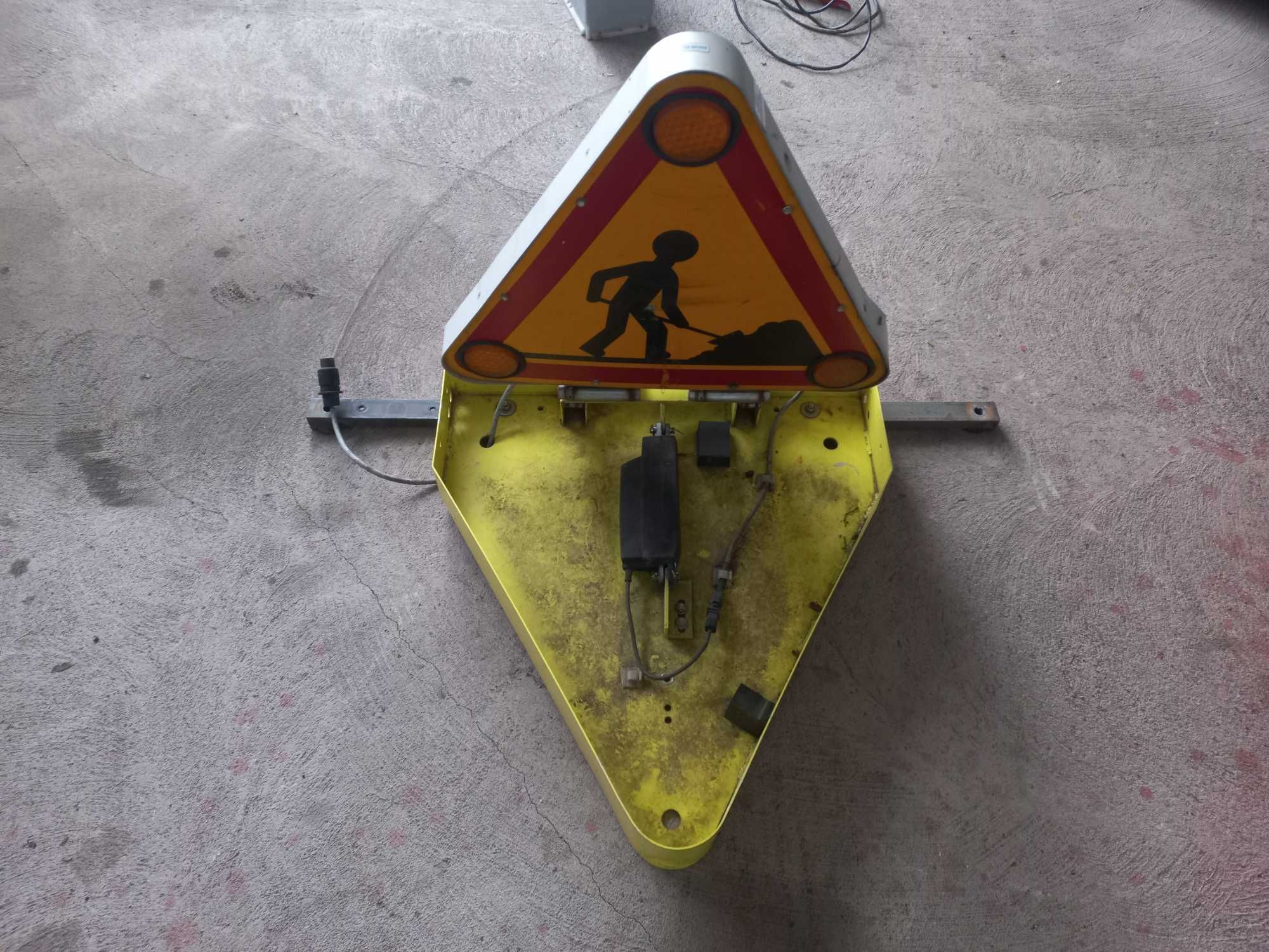 Znak ostrzegawczy Roboty Drogowe kogut belka