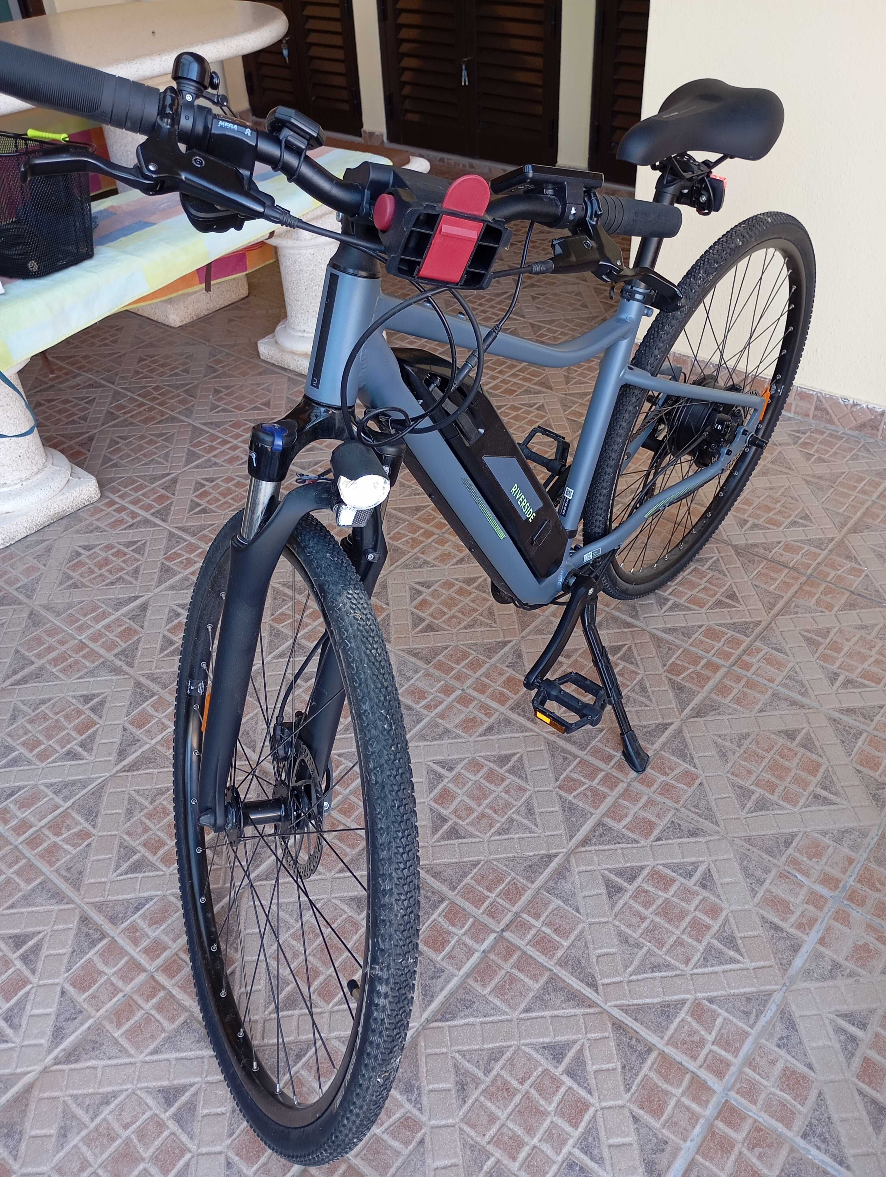 Bicicleta de trekking elétrica Riverside 520E