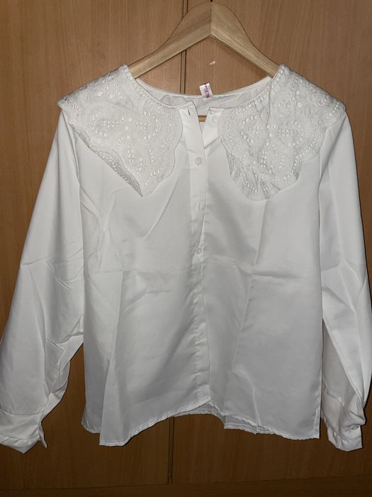 Camisa com gola de folhos