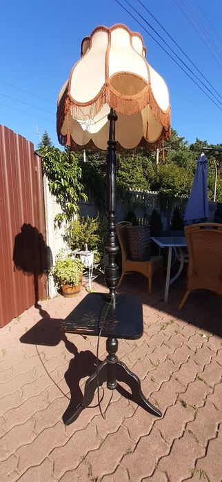 Lampa z abażurem i gazetnikiem retro vintage prl
