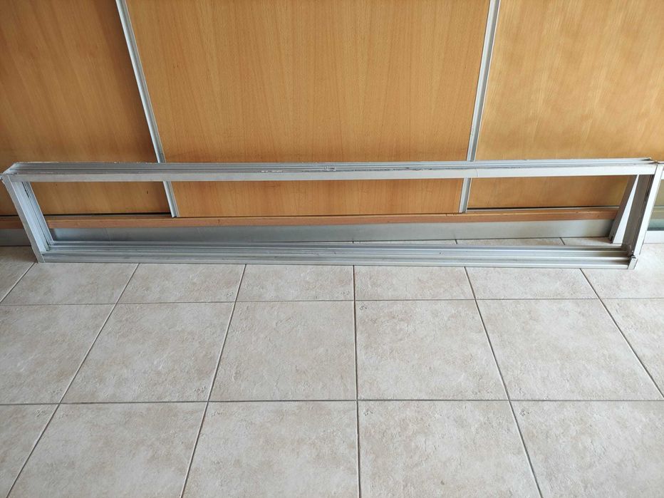 Janela com caixilharia de alumínio