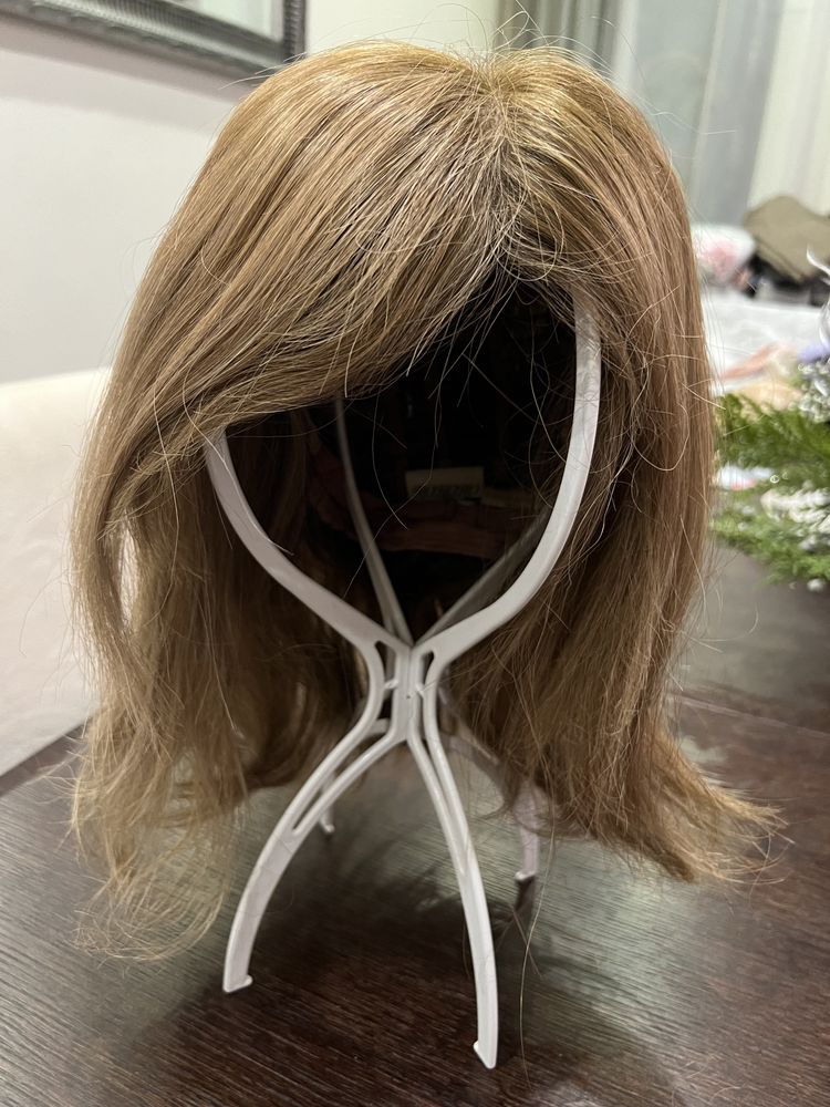 Peruka z włosa syntetycznego ciemny blond rokoko