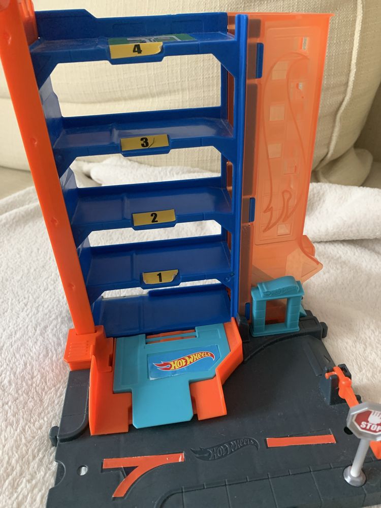 Garaz hot wheels parking