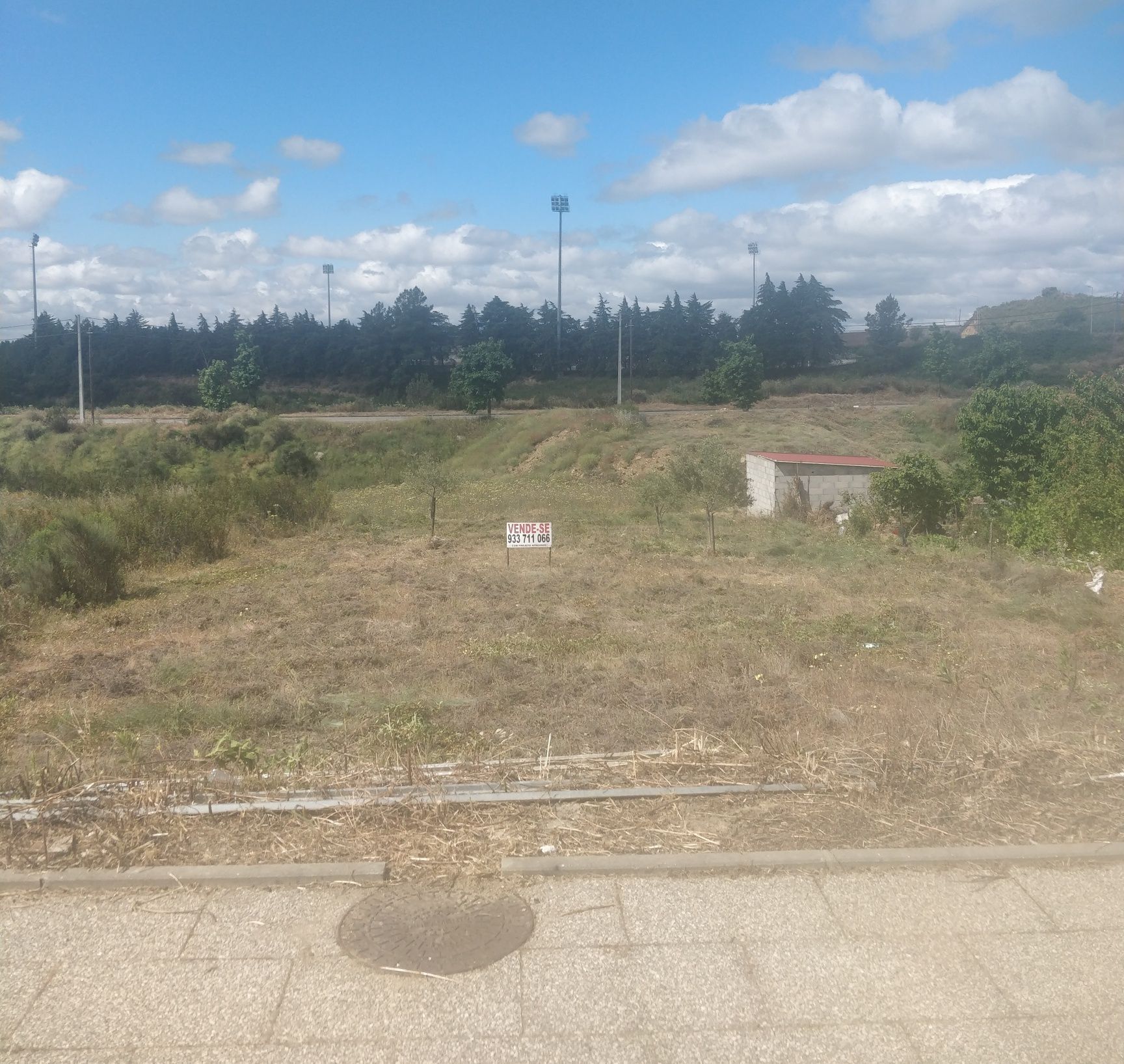 Terreno Urbano para construção de Moradia Isolada com Projecto.