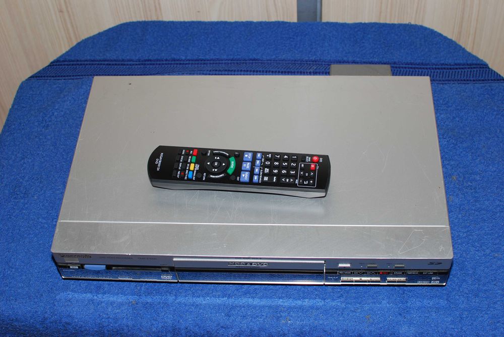 Nagrywarka DVD z Dyskiem twardym Panasonic DMR-E100HEG  z pilotem