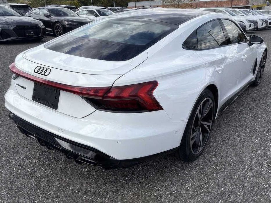 Audi e-tron      2023
