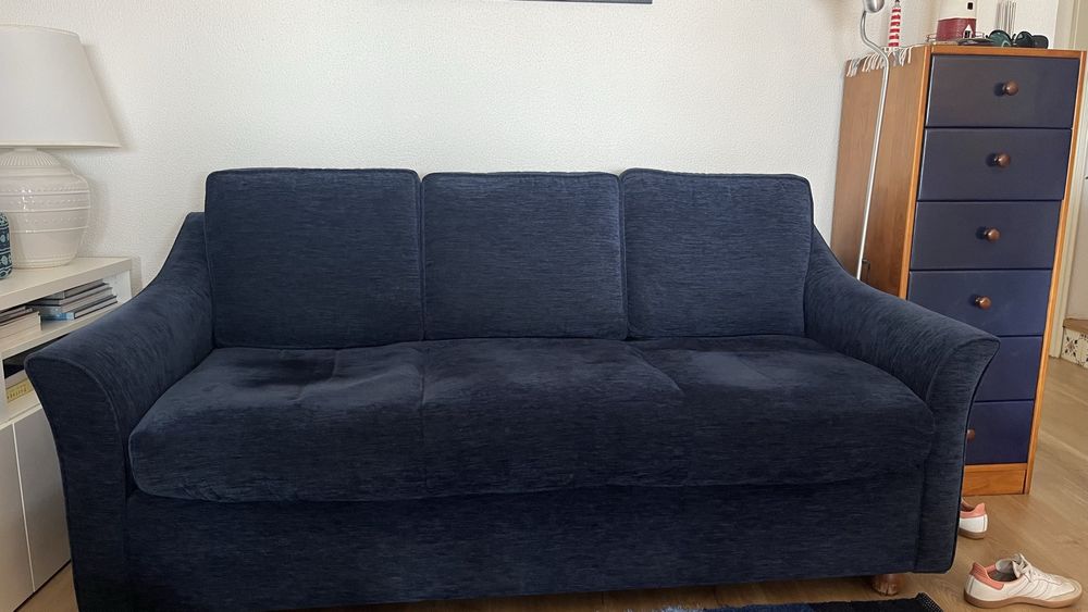 Sofá azul escuro usado