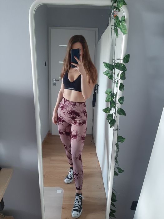 Różowe legginsy na siłownię