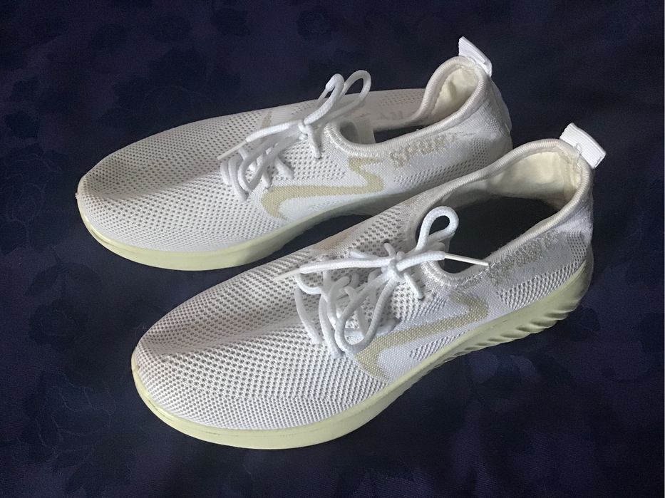 Кросівки в чудовому стані