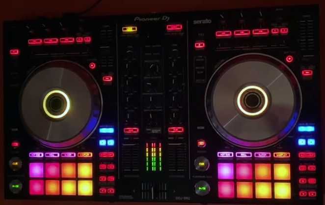 Controlador DJ Pioneer DDJ-SR2 com expansão Serato Pitch 'n Time DJ